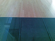 detail přechodu masivní bambusové podlahy a pochozího skla