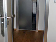 celoskleněné dveře Stylus satinátobílé do pouzdra s kovolaminátovou zárubní dělí předsíň od koupelny. Sklo satináto je průsvitné, ale není průhlené, proto je vhodné i do místností jako je koupelna nebo WC.