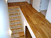 dřevěná dubová podlaha v přírodním oleji, krátký formát a schodiště